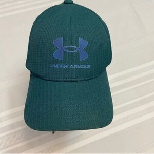 Under Armour Youth Cap /Hat -has small
tear in button as shown. Fresh Laundered